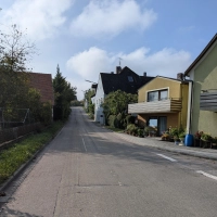 Vor dem Ausbau der Staatsstraße 2248 aus Richtung Burk müssen Kanal und Wasserleitung in Wieseth saniert oder erneuert werden. (Foto: Friedrich Zinnecker)