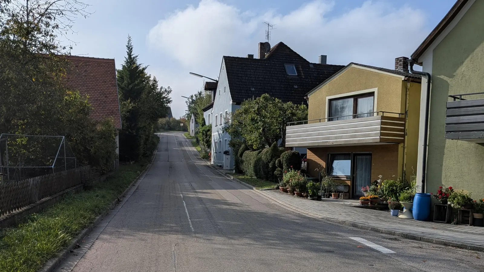 Vor dem Ausbau der Staatsstraße 2248 aus Richtung Burk müssen Kanal und Wasserleitung in Wieseth saniert oder erneuert werden. (Foto: Friedrich Zinnecker)