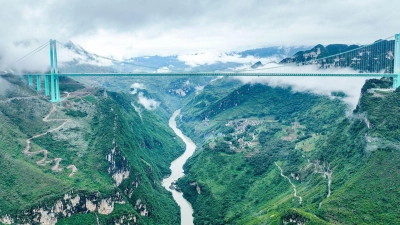 Die Huajiang Grand Canyon Bridge erreicht laut chinesischen Staatsmedien eine Höhe von bis zu 625 Metern. (Foto: Ou Dongqu/XinHua/dpa)