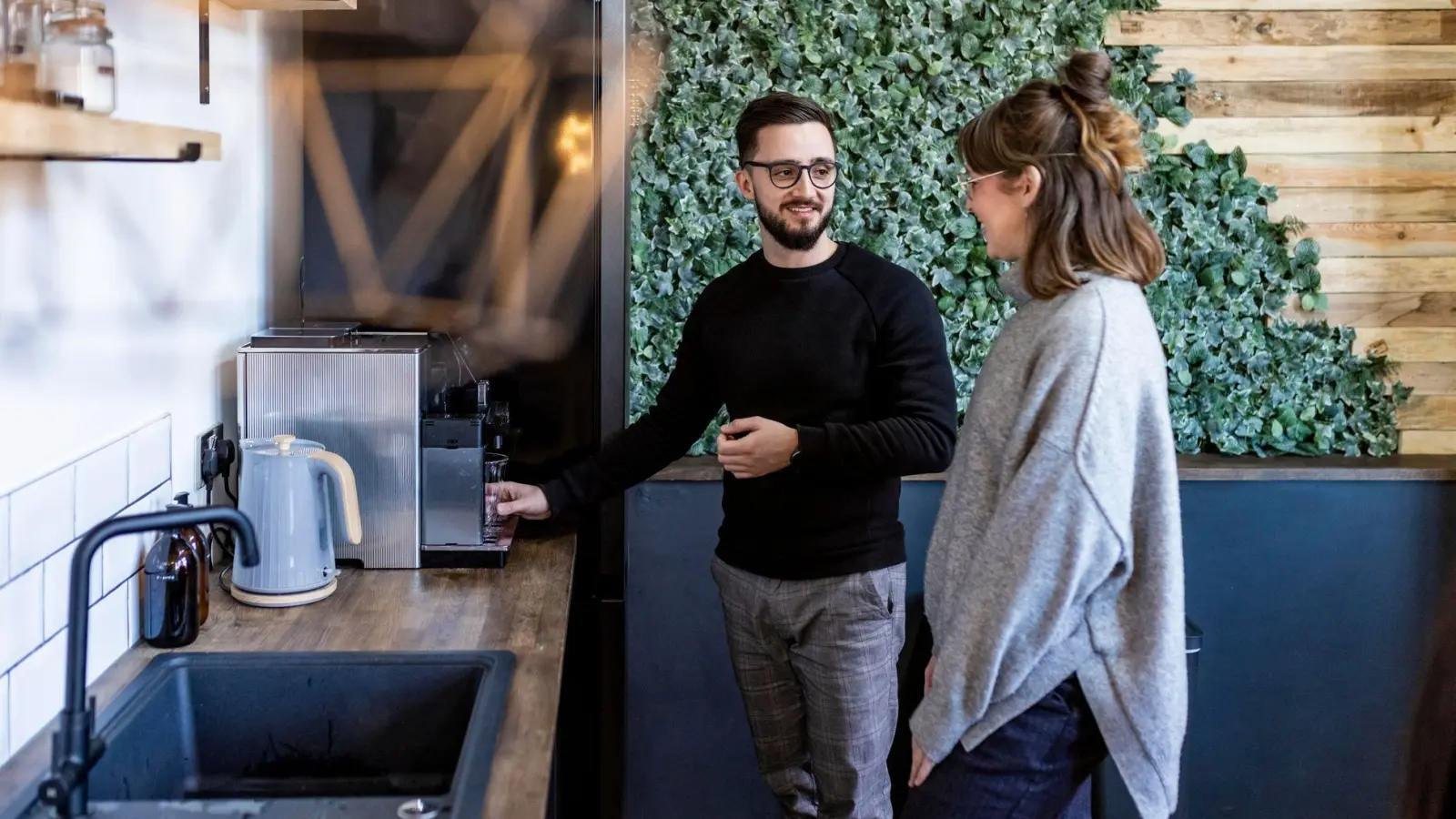 Souverän statt unbeholfen: Small Talk kann man tatsächlich lernen.  (Foto: William Perugini/Westend61/dpa-tmn)
