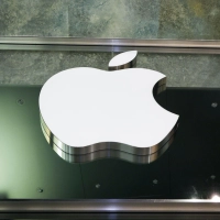 Apple sieht sich wegen der Funktion unter anderem Kritik vom Facebook-Konzern Meta ausgesetzt. (Archivbild) (Foto: Christian Charisius/dpa)