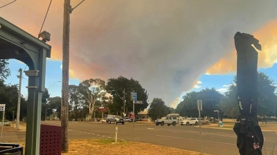 In der australischen Stadt Ballarat ist das heftige Buschfeuer aus der Ferne zu sehen. (Foto: Beaufort Park Cafe/AAP/dpa)
