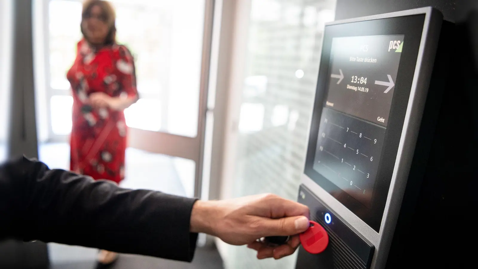 Mehr arbeiten? Bonuszahlungen und Prämien motivieren laut der Umfrage Beschäftigte am stärksten. (Symbolbild) (Foto: Sina Schuldt/dpa/dpa-tmn)
