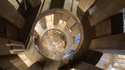 Ein Lauf der Wendeltreppe führt Besucher hinauf, der andere hinunter, sodass sich die Gäste nie begegnen.  (Foto: Sabine Glaubitz/dpa)