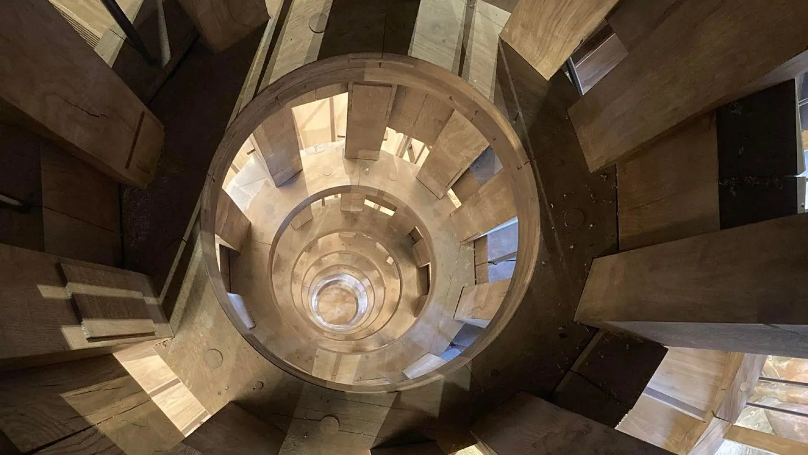 Ein Lauf der Wendeltreppe führt Besucher hinauf, der andere hinunter, sodass sich die Gäste nie begegnen.  (Foto: Sabine Glaubitz/dpa)