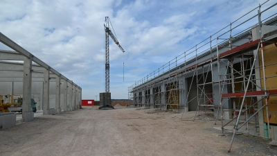 Während die Gebäude für den neuen Bauhof im Leutershäuser Gewerbegebiet Färbereistraße im Rohbau fertig sind, wird hinter den Kulissen auch an neuen Strukturen gearbeitet, um die Arbeitsabläufe künftig effizienter zu gestalten. (Foto: Wolfgang Grebenhof)