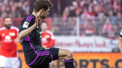 Thomas Müller (l) von Bayern München trifft den Ball zum 3:0. (Foto: Andreas Gora/dpa)