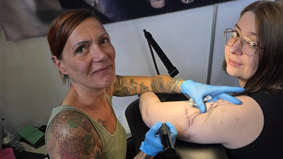 Blumen sind ein beliebtes Motiv für Tätowierungen bei Frauen. (Foto: Hans-Bernd Glanz)