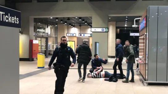 In der U-Bahn-Station im EU-Viertel von Brüssel nimmt die Polizei den mutmaßlichen Täter fest. (Foto: Marek Majewsky/dpa-Zentralbild/dpa)