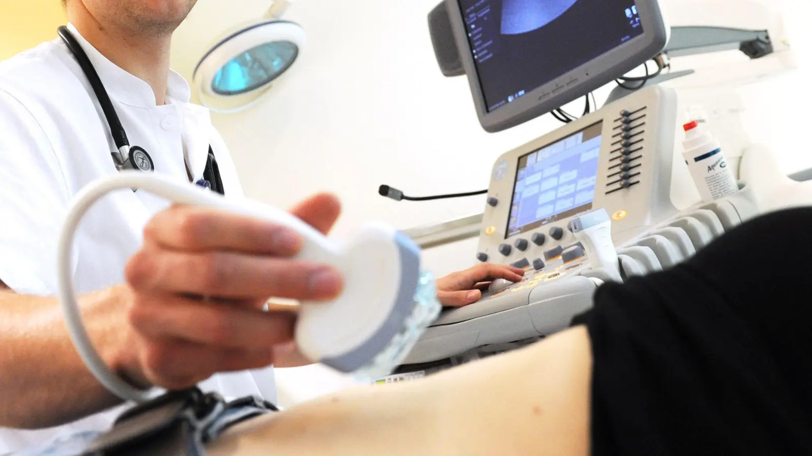 Für bestimmte Ultraschall-Untersuchungen müssen Patienten selbst zahlen. (Archivbild)  (Foto: Angelika Warmuth/dpa)