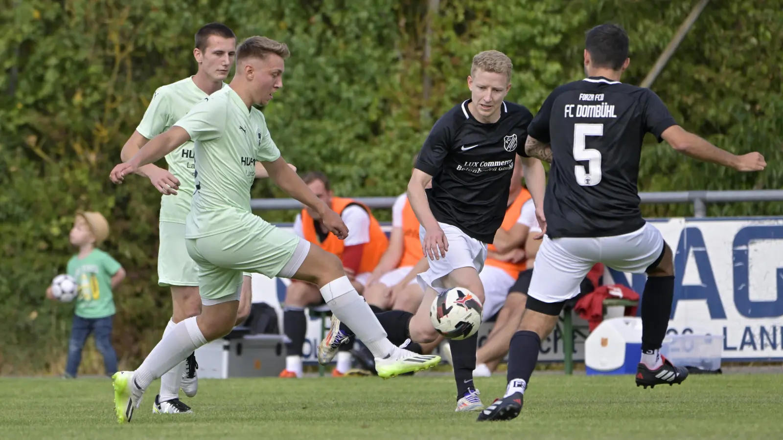 Aufsteiger Neuhof/Trautskirchen (links vorne Kilian Rupp) feierte am vergangenen Wochenende gegen den FC Dombühl (in schwarz von links Patrick Schurz und Nico Horn) den ersten Saisonsieg. Am Donnerstag muss die SG zum Spitzenreiter nach Weigenheim, Dombühl empfängt den TSV Marktbergel. (Foto: Martin Rügner)