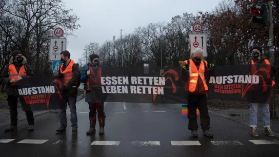 Klimaaktivisten der Gruppe Letzte Generation blockieren in Berlin eine Zufahrt zur Stadtautobahn. (Foto: Paul Zinken/dpa)