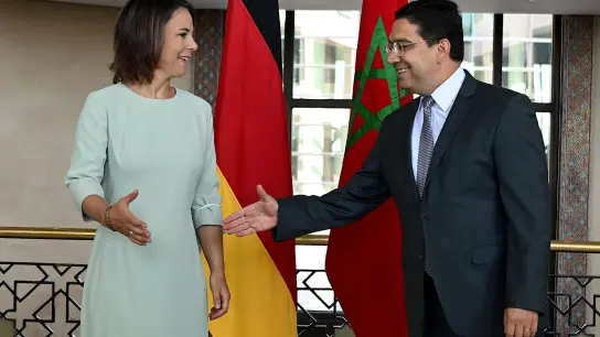 Bundesaußenministerin Annalena Baerbock wird in Rabat von ihrem Amtskollegen Nasser Bourita empfangen. (Foto: Britta Pedersen/dpa)
