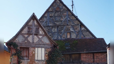 In die Häuser Hauptstraße 40, 42 und 44 – im Besitz der Marktgemeinde Wilhermsdorf – soll irgendwann ein Kultur- und Vereinszentrum einziehen. Der Bauantrag wurde jetzt gestellt. (Foto: Heinz Wraneschitz)