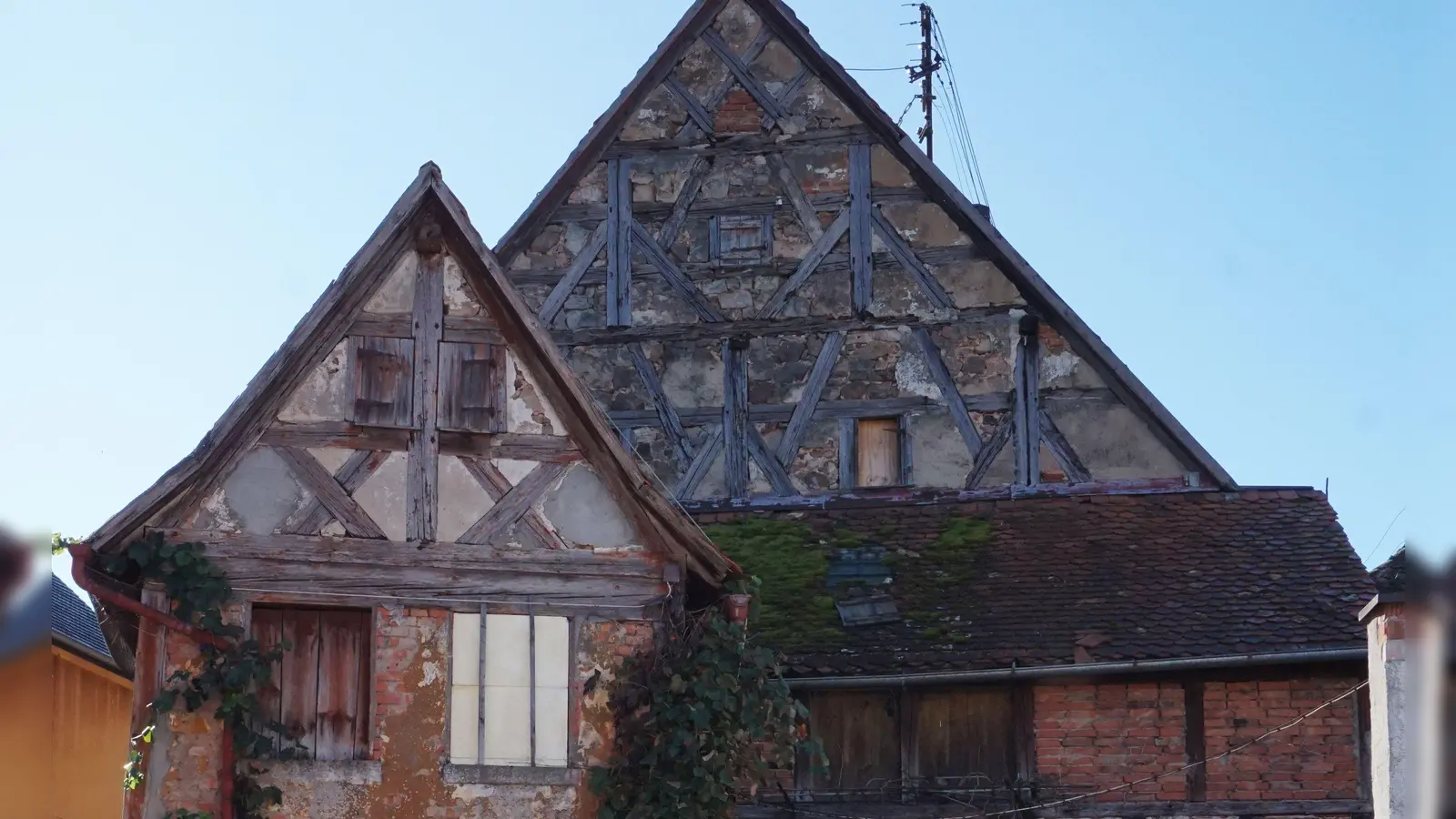 In die Häuser Hauptstraße 40, 42 und 44 – im Besitz der Marktgemeinde Wilhermsdorf – soll irgendwann ein Kultur- und Vereinszentrum einziehen. Der Bauantrag wurde jetzt gestellt. (Foto: Heinz Wraneschitz)