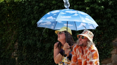 Und plötzlich regnet es. Vorbei das Picknick – eine Szene mit Nicole Weißbrodt und Peter Neutzling aus „Mücke macht Picknick” am Toppler-Theater. (Foto: Thomas Wirth)