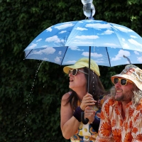 Und plötzlich regnet es. Vorbei das Picknick – eine Szene mit Nicole Weißbrodt und Peter Neutzling aus „Mücke macht Picknick” am Toppler-Theater. (Foto: Thomas Wirth)