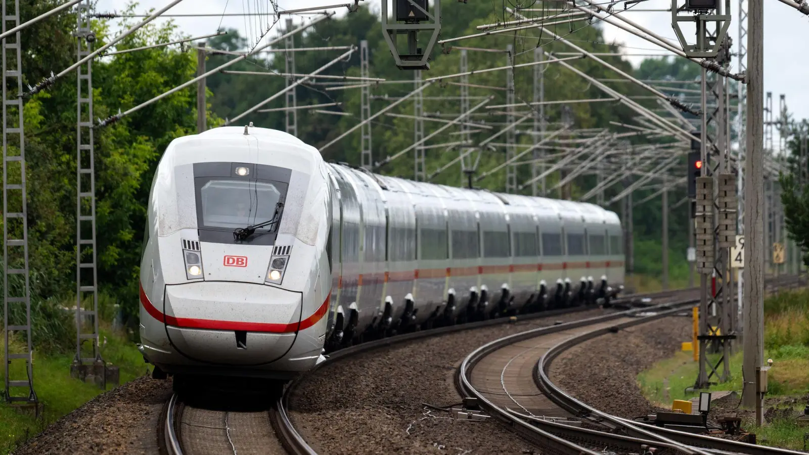 Ein Intercity Express ICE 4 - das jüngste Modell der Fernverkehrsflotte. Ältere, störungsanfällige Züge sollen hingegen ausgemustert werden. (Symbolbild) (Foto: Soeren Stache/dpa)