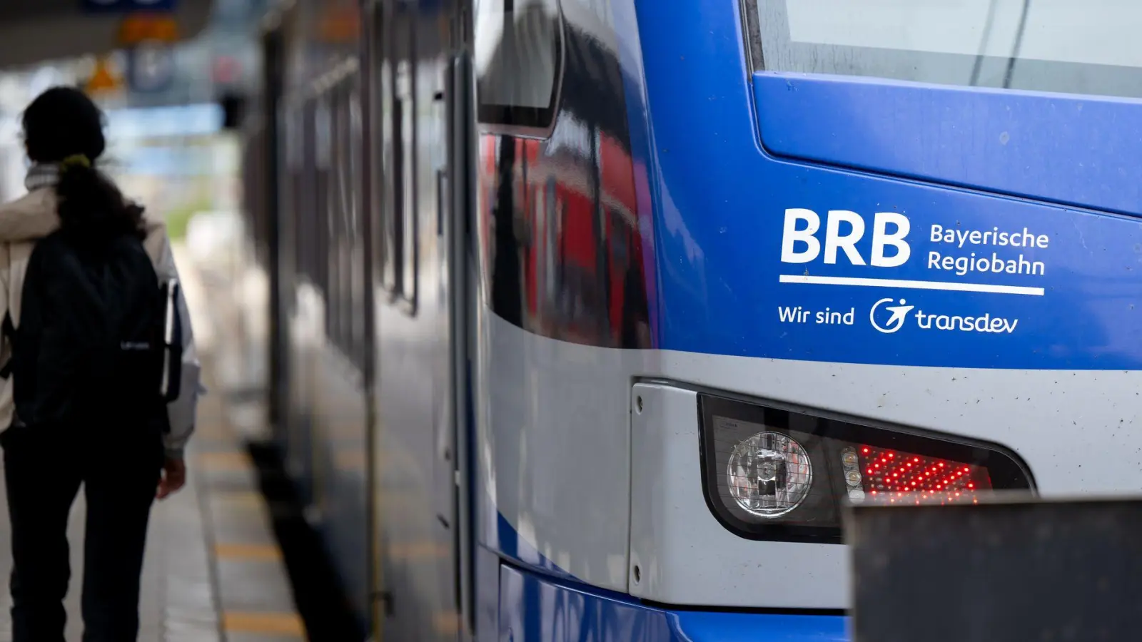 Der Regionalzug in Richtung München fuhr ohne den 52-Jährigen los. (Symbolbild) (Foto: Sven Hoppe/dpa)