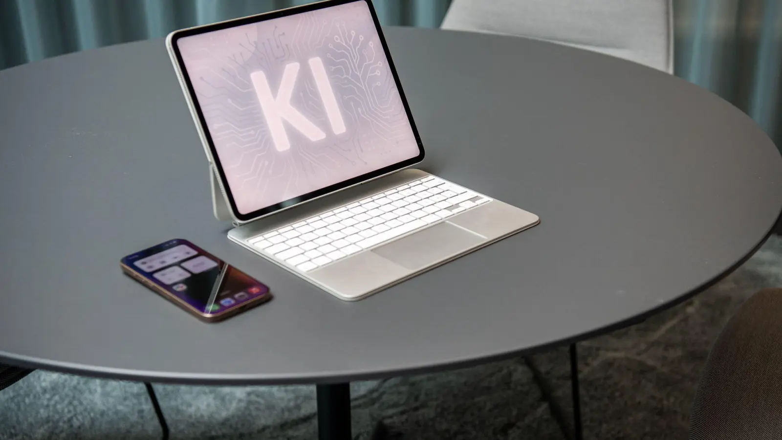 Sortiert eine KI eingehende Bewerbungen vor, verzichtet man besser auf ein zweispaltiges Layout für den Lebenslauf.  (Foto: Nico Tapia/dpa-tmn)