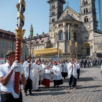 Die Prozession zieht vom Domberg in die Innenstadt. (Archivbild) (Foto: Daniel Vogl/dpa)