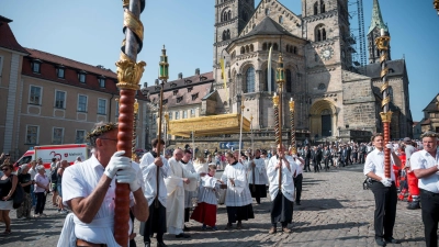Die Prozession zieht vom Domberg in die Innenstadt. (Archivbild) (Foto: Daniel Vogl/dpa)