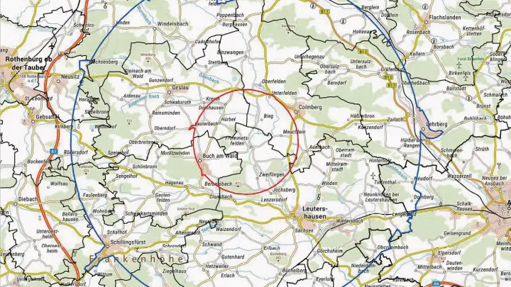 Nach dem Ausbruch der Geflügelpest hat das Veterinäramt um den Betrieb in Frommetsfelden eine Schutzzone (roter Kreis) und eine Überwachungszone (blauer Kreis) festgelegt. (Grafik: Landratsamt Ansbach)