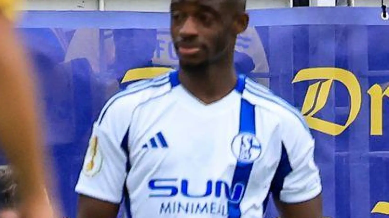 Christopher Antwi-Adjei (r, FC Schalke 04) steht bei einem Einwurf. Der Spieler gab nach dem Spiel an, dabei rassistisch beleidigt worden zu sein. (Foto: Jan Woitas/dpa)