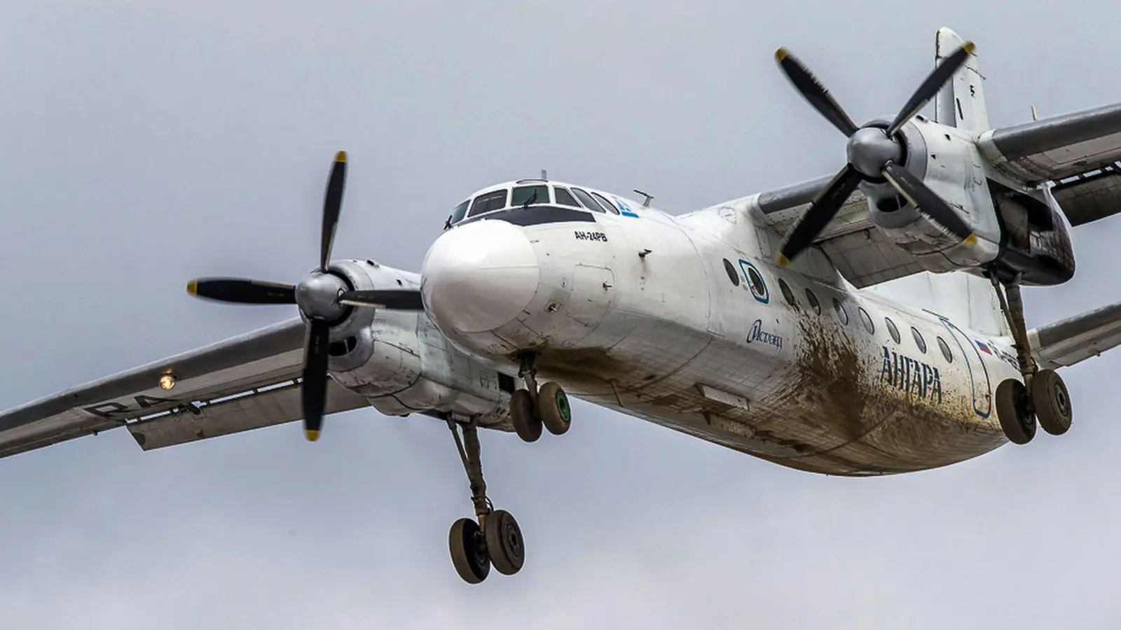 Eine An-24-Passagiermaschine ist abgestürzt. (Archivbild) (Foto: Marina Lystseva/AP/dpa)