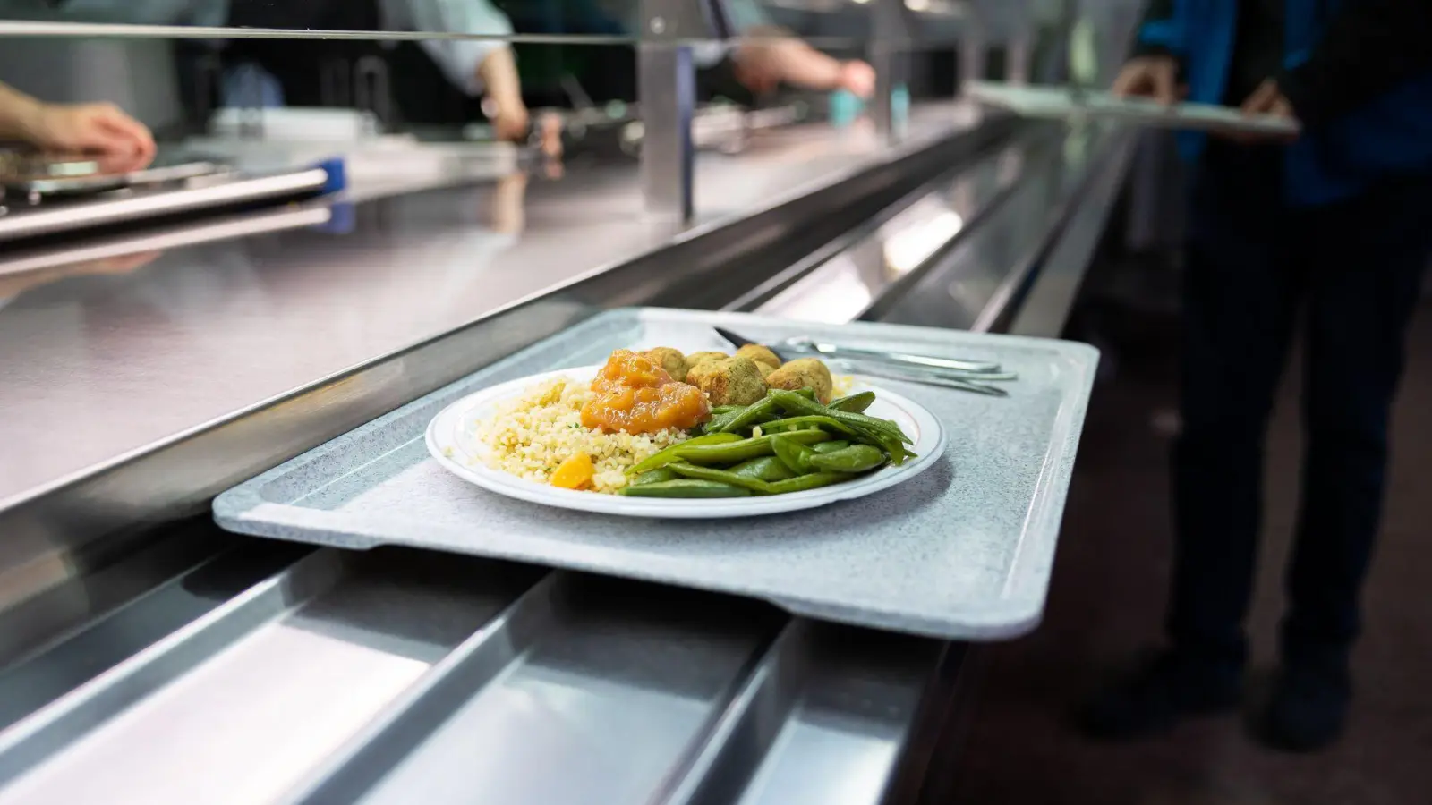 In den Mensen gibt es vergleichsweise günstige Verpflegung. (Symbolbild) (Foto: Michael Matthey/dpa)