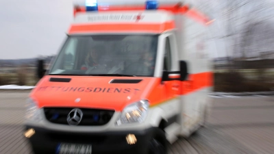 Mit Bierflaschen warf der Verdächtige auf den Rettungswagen. (Symbolbild) (Foto: Stephan Jansen/dpa)