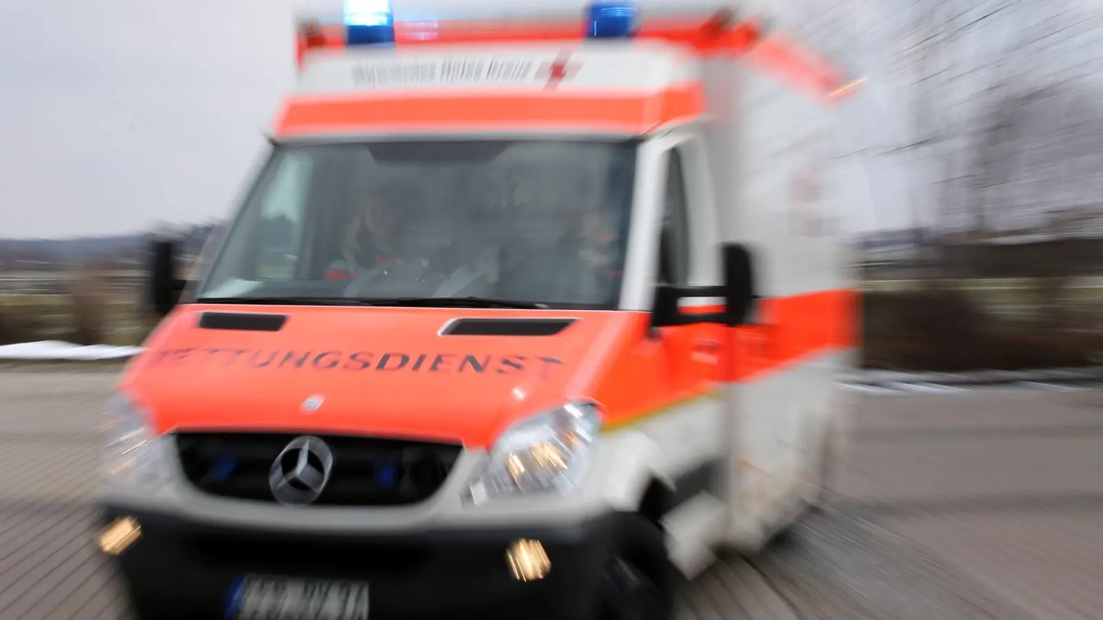 Mit Bierflaschen warf der Verdächtige auf den Rettungswagen. (Symbolbild) (Foto: Stephan Jansen/dpa)