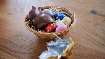 Richtig entsorgen: Glitzernde Alufolie von Schokohasen und Kunststoffverpackungen gehören in die Gelbe Tonne, während Papierverpackungen ins Altpapier wandern. (Foto: Annette Riedl/dpa)
