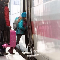 Sommerferien im Anmarsch: Die Bahn verkauft Familientickets zum Festpreis – ein Kind muss mitfahren, bis zu zwei Erwachsene dürfen mit. (Foto: Zacharie Scheurer/dpa-tmn)