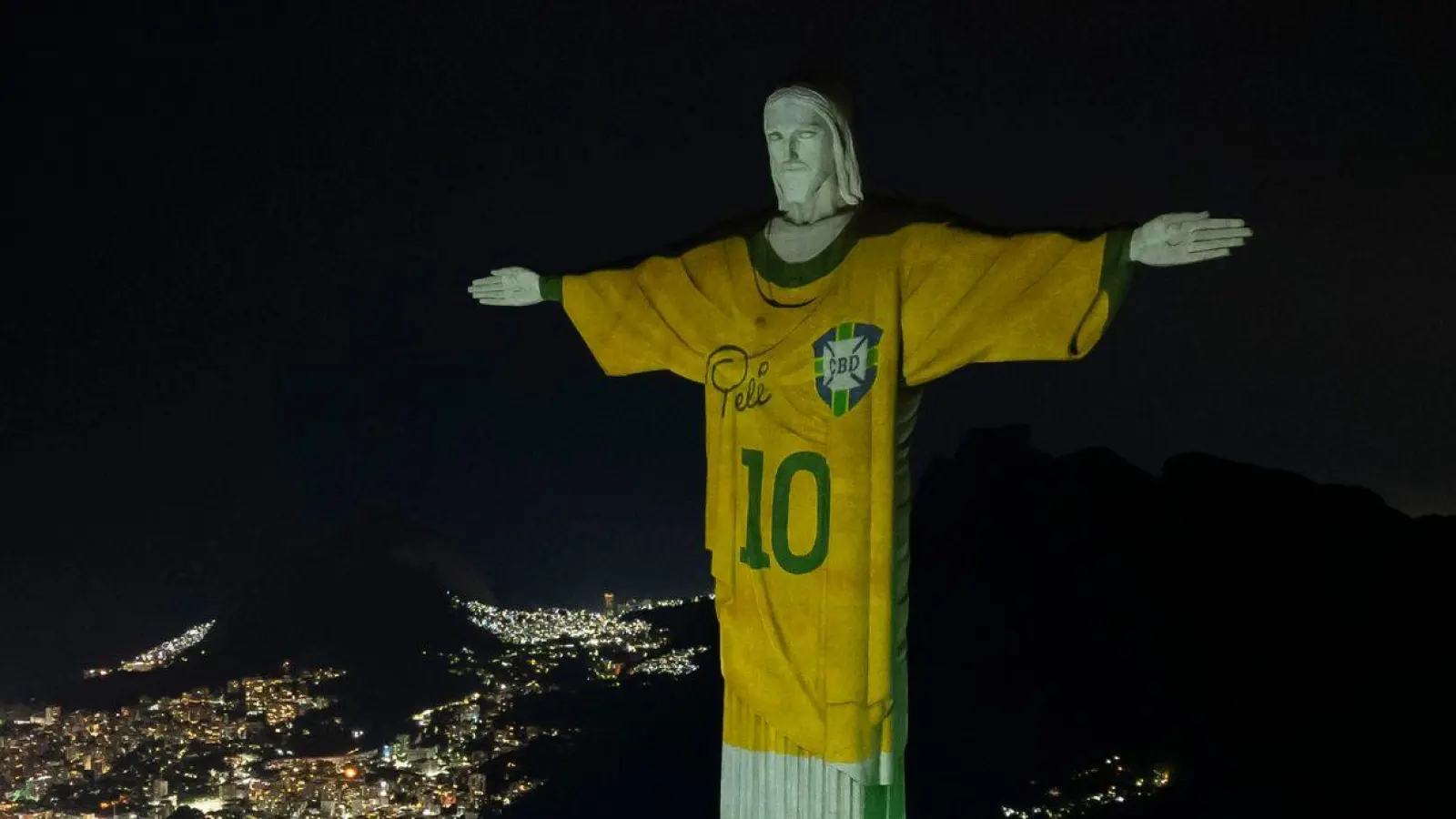 In Rio wird zu Ehren von Pelé die Christusstatue mit einem Trikot beleuchtet. (Foto: Bruna Prado/AP)