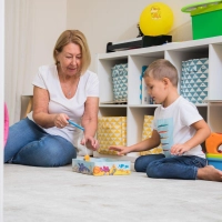 Ferienzeit: Wenn die Großeltern bei der Kinderbetreuung einspringen, können die Kosten dafür in vielen Fällen von der Steuer abgesetzt werden. (Foto: Christin Klose/dpa-tmn)
