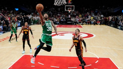 Marcus Smart von Boston Celtics punktet gegen Trae Young von den Atlanta Hawks. (Foto: Brynn Anderson/AP/dpa)