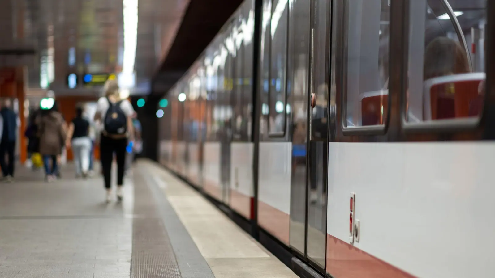 Die VAG, Betreiberin von Bussen und Bahnen in Bayerns zweitgrößter Stadt Nürnberg, hat im vergangenen Jahr einen Fahrgastrekord erzielt (Archivbild).  (Foto: Daniel Karmann/dpa)