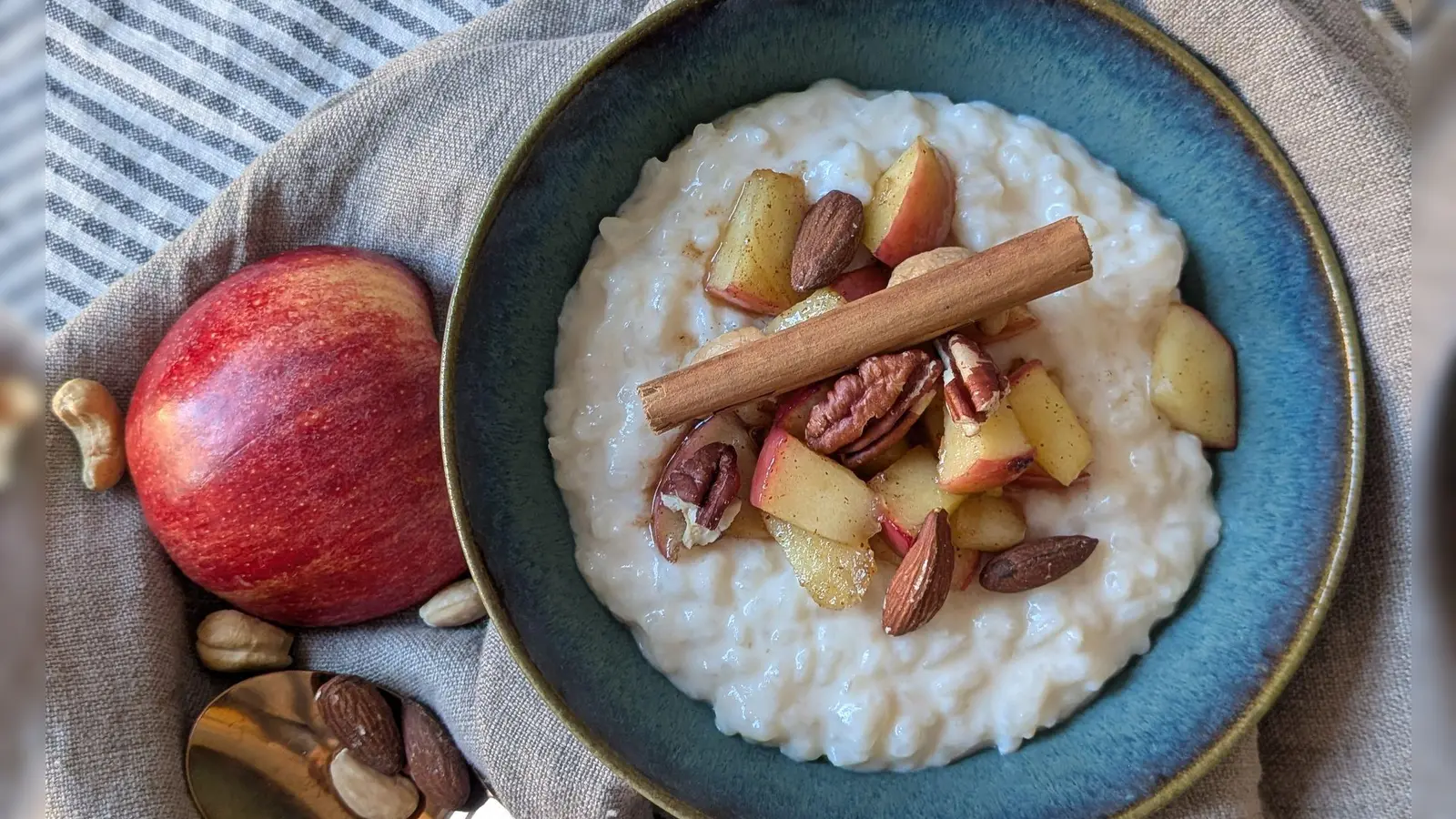 Der Milchreis ist mit Apfel, Zimt und Nüssen getoppt und eignet sich sowohl als Hauptspeise als auch als Dessert.  (Foto: Doreen Hassek/hauptstadtkueche.blogspot.com/dpa-tmn)