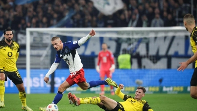 Hamburgs Miro Muheim gewinnt den Zweikampf gegen den Dortmunder Pascal Groß. (Foto: Christian Charisius/dpa)