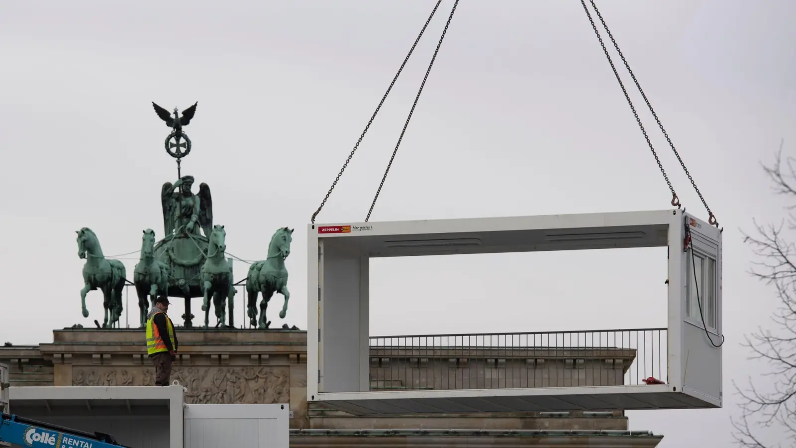 Am Brandenburger Tor haben die Aufbauarbeiten für die ZDF-Silvester-Party begonnen. (Foto: Paul Zinken/dpa)