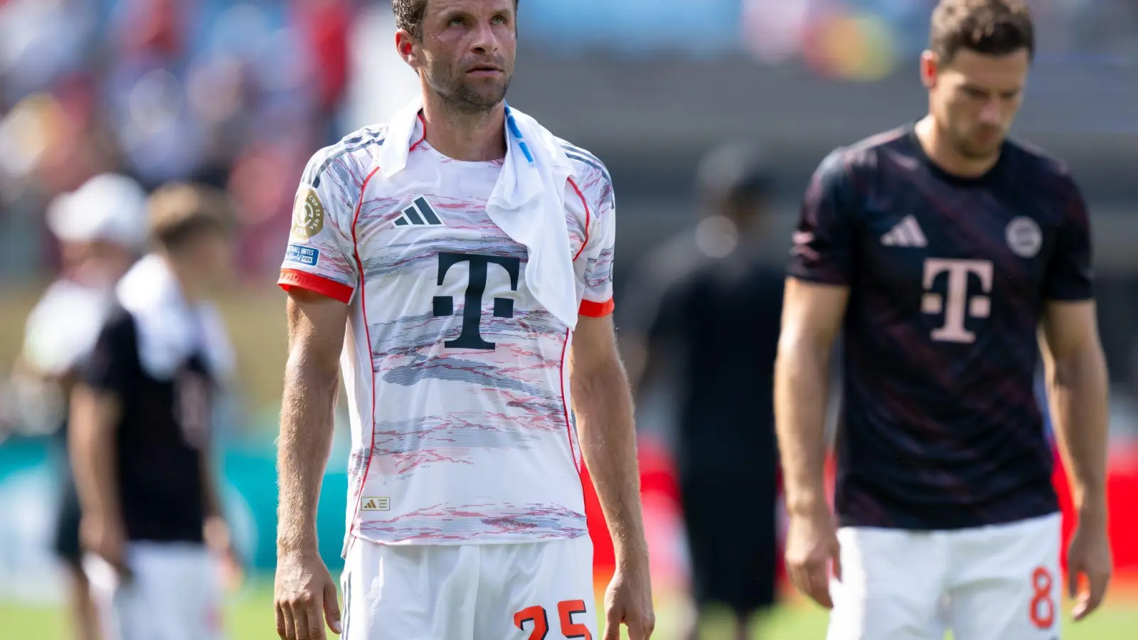 Weiter geht's: Thomas Müller nach dem Spiel mit einem kühlenden Handtuch im Nacken. (Foto: Sven Hoppe/dpa)