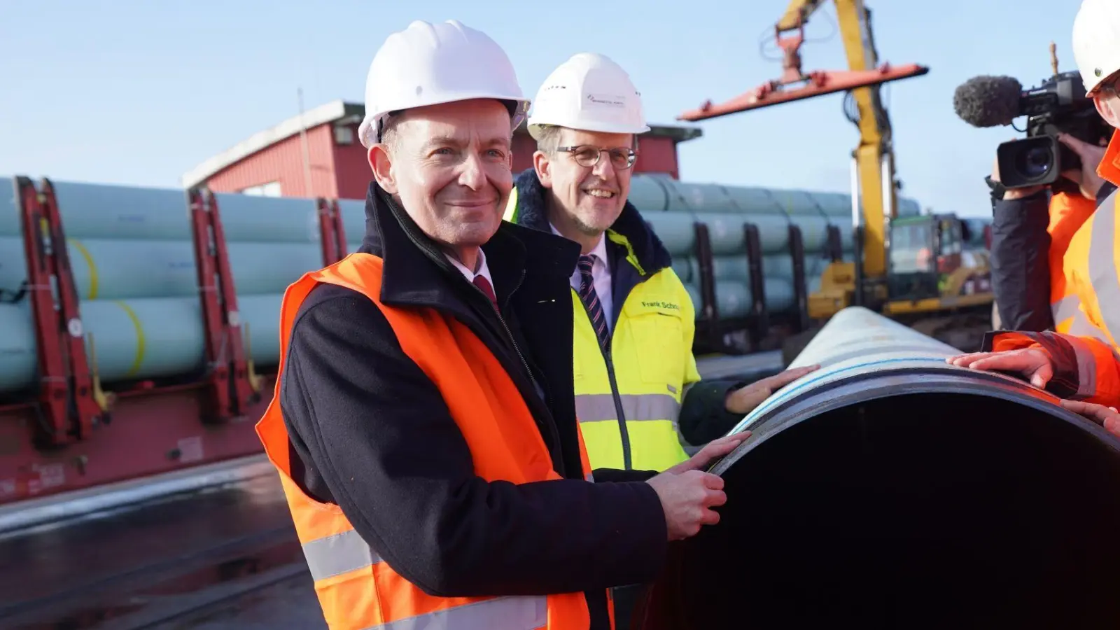 Bundesverkehrsminister Volker Wissing (l) bei einem Pressetermin zum Bau der neuen LNG-Pipeline in Brunsbüttel. An der Pipeline wurden nun Löcher gefunden - die Ermittlungen laufen. (Foto: Marcus Brandt/dpa)