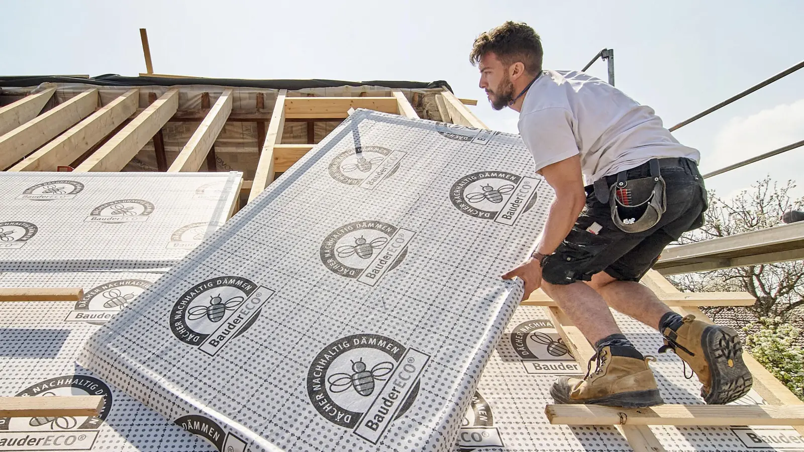 Energie sparen und das Raumklima verbessern: Eine nachträgliche Dämmung des Dachs trägt in älteren Gebäuden wesentlich zu mehr Energieeffizienz bei. (Foto: DJD/Paul Bauder/www.michaelgallner.com)