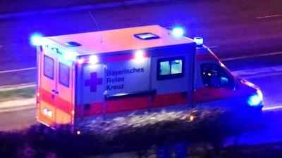 Der Rettungsdienst brachte einen 78-Jährigen ins Krankenhaus, der in Uffenheim von einem Lastwagen überrollt wurde. (Symbolbild: Jim Albright)
