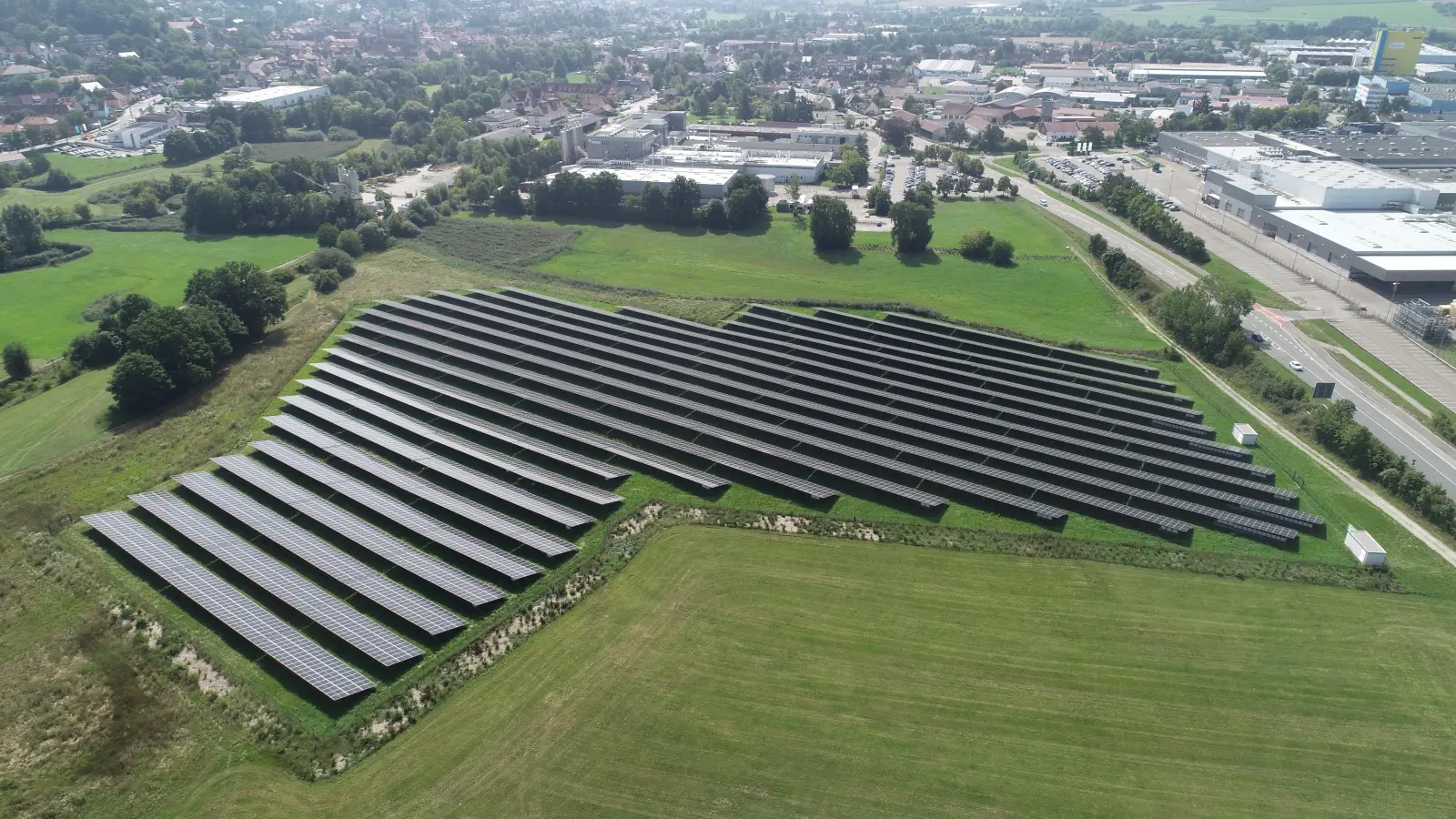 Die Ausmaße der Freiflächenanlage werden aus der Luft gut sichtbar: Nun sollen Solarparks wie der vor den Toren der Stadt dank Batteriespeicher noch verbessert werden.  (Foto: Stadt Feuchtwangen/Werner Tippmann)