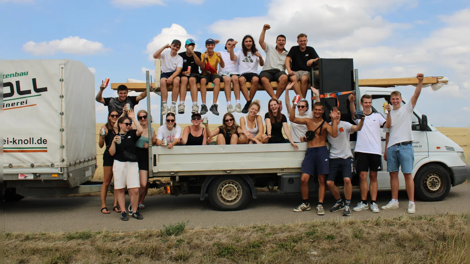 Trotz der langen Wartezeit ist bei den meisten Fans auf dem Weg zum Festival-Campingplatz die Stimmung gut. (Foto: Constantin Prosch)