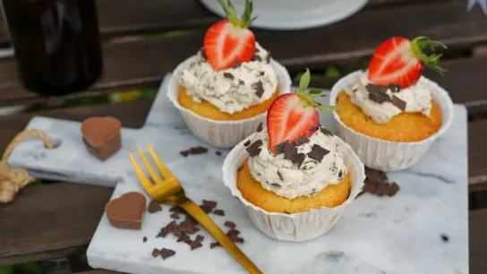 Diese Cupcakes haben nicht nur eine Erdbeere als i-Tüpfelchen, sondern auch noch einen Erdbeer-Kern. (Foto: Mareike Pucka/biskuitwerkstatt.de/dpa-tmn)