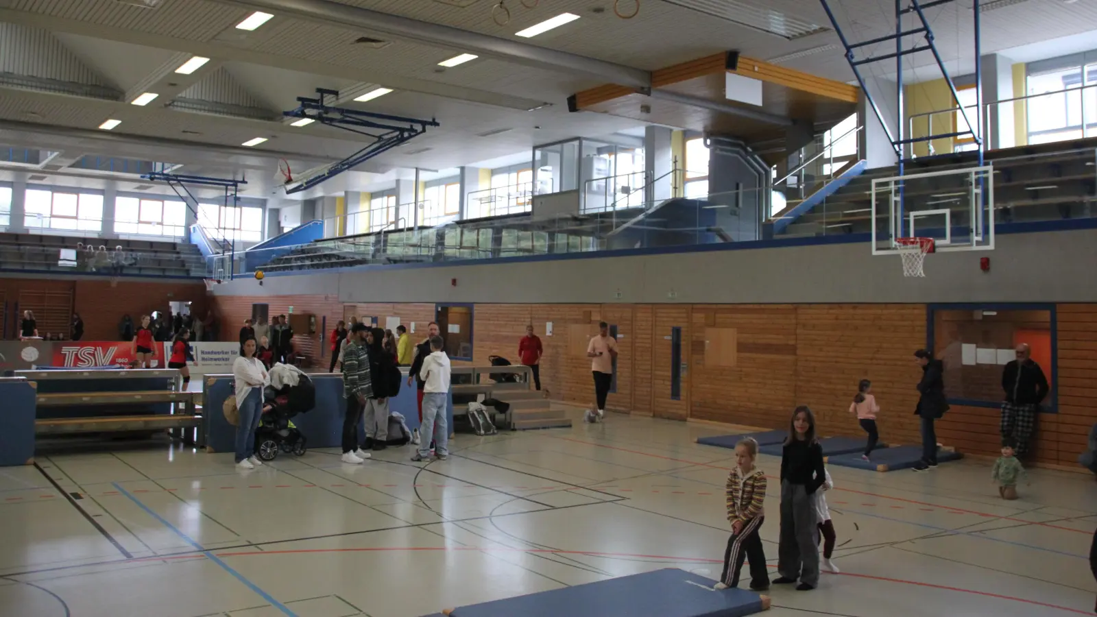 Rund 4,8 Millionen Euro kostet es laut Kämmerer Christian Jakobs, die Mängel beim Brandschutz zu beseitigen und die Dreifachturnhalle des Theresien-Gymnasiums energetisch zu sanieren. (Archivbild: Robert Maurer)