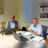 Was die ILE-Allianz tut und vorhat, wurde im Insinger Gemeinderat erläutert. Das Foto zeigt Umsetzungsbegleiter Hannes Bürckmann (links) mit Bürgermeister Peter Köhnlechner. (Foto: Susanne Landgraf)